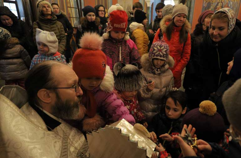 Священник храма, иерей Павел Глазунов, поведал об удивительной женщине, чьё имя носит храм, познакомил детей и взрослых с традициями Рождества, показал настоящий рождественский вертеп