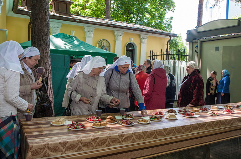 Православные поздравляли друг друга со светлыми пасхальными днями, отмечали день освящения храма