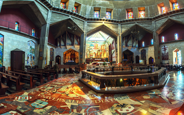 Панорама - интерьер церкви Благовещения с мозаики и витражного стекла, Назарет